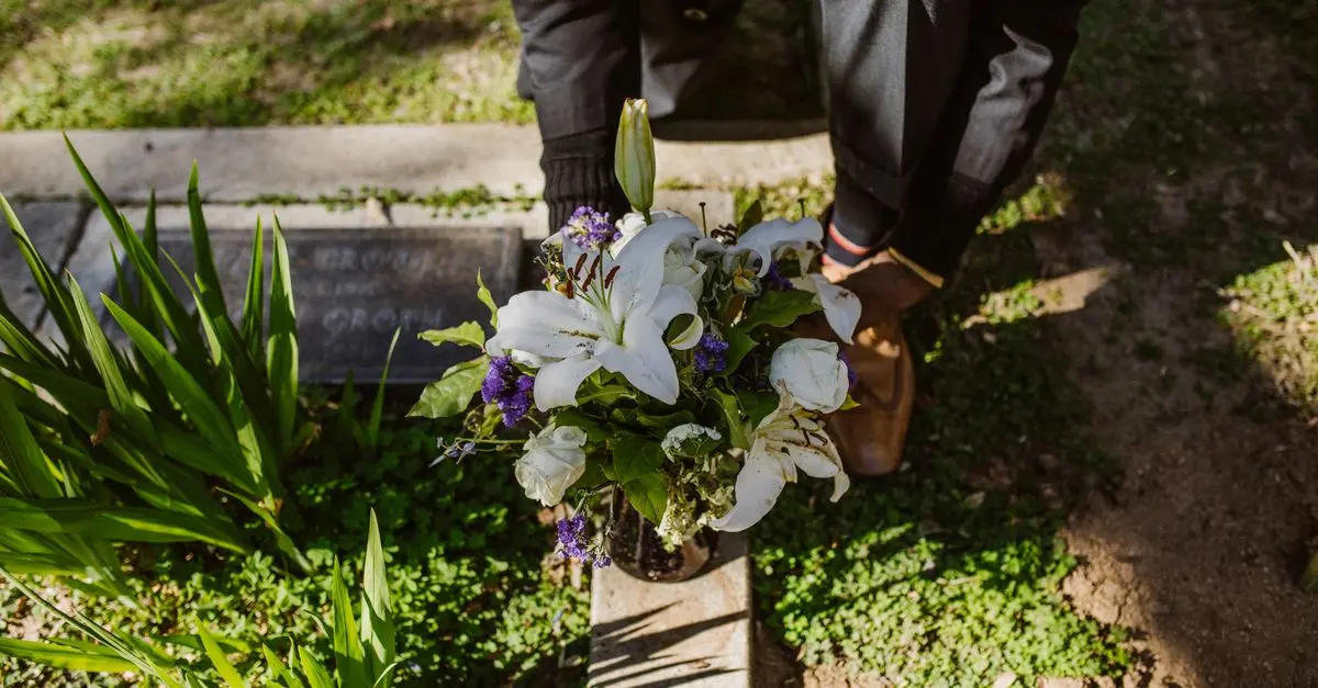 Comment choisir les fleurs pour des obsèques : guide pratique