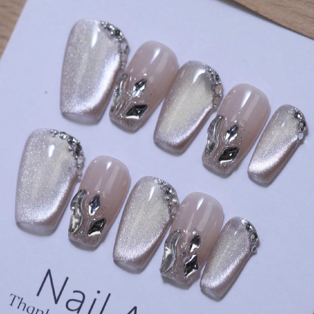 10 pièces Ongles pressés 100% pur fait à la main, couleur Nude avec finition à haute brillance en forme de cercueil court œil de chat, ongles